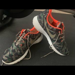 Men’s Nike Roshe Camo w/ bright orange. Size 10.5